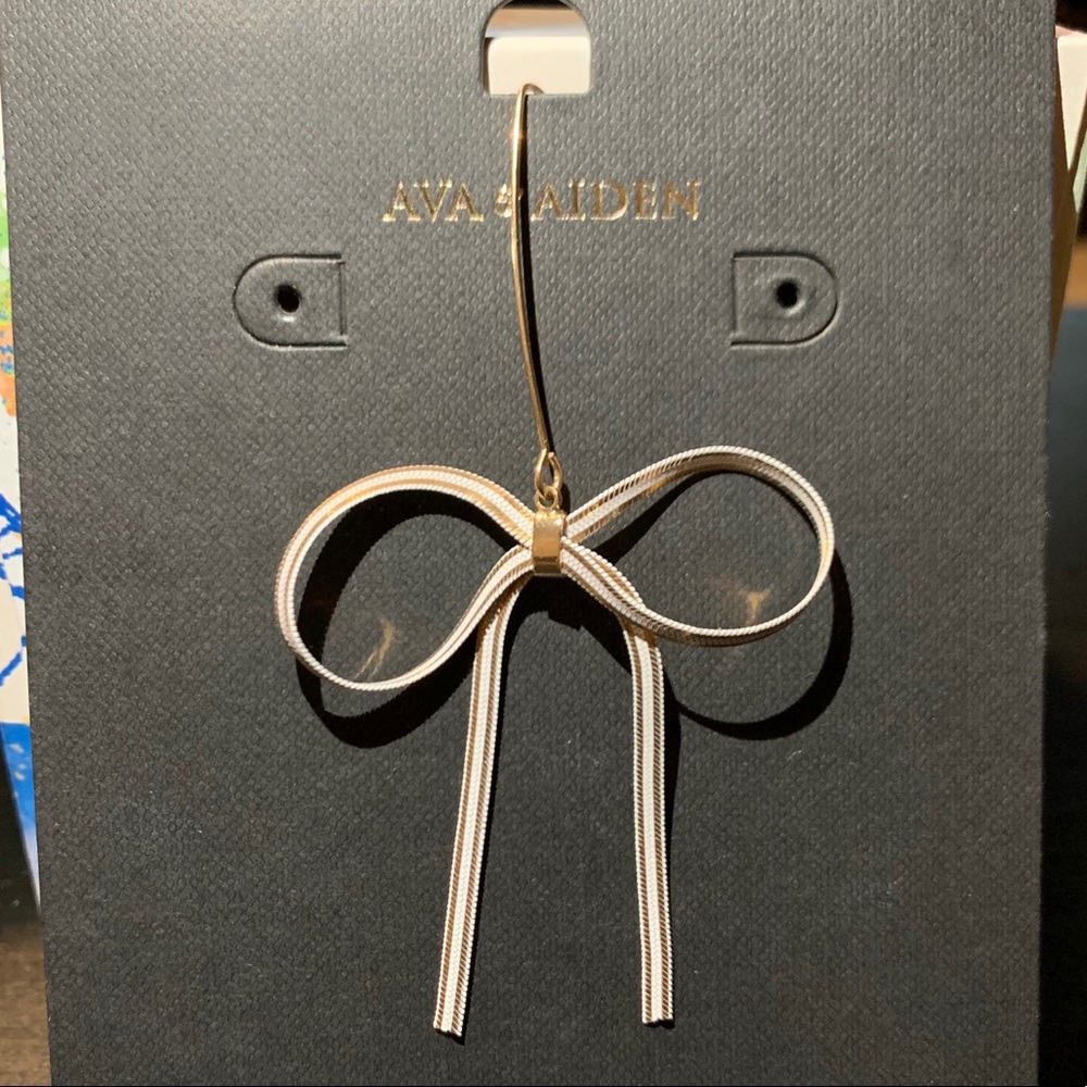 SINGLE Bow Drop Earring